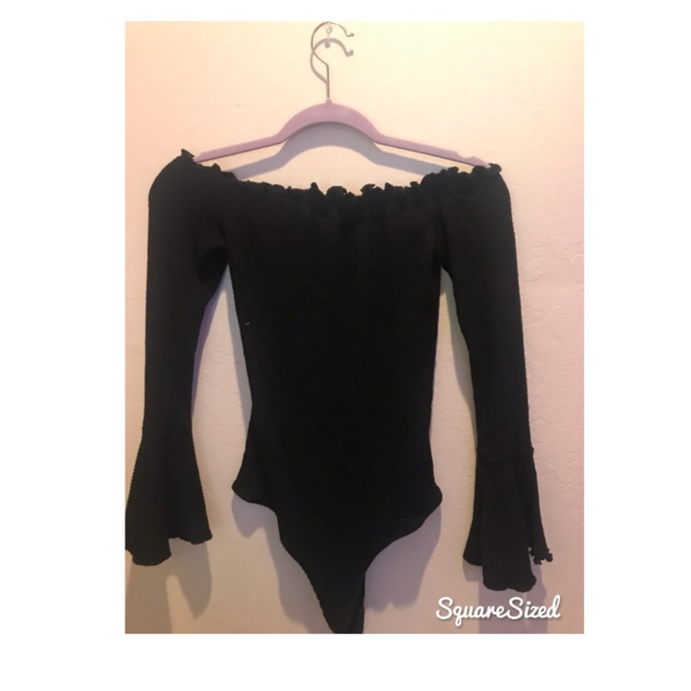 Black over the shoulder top. 🖤